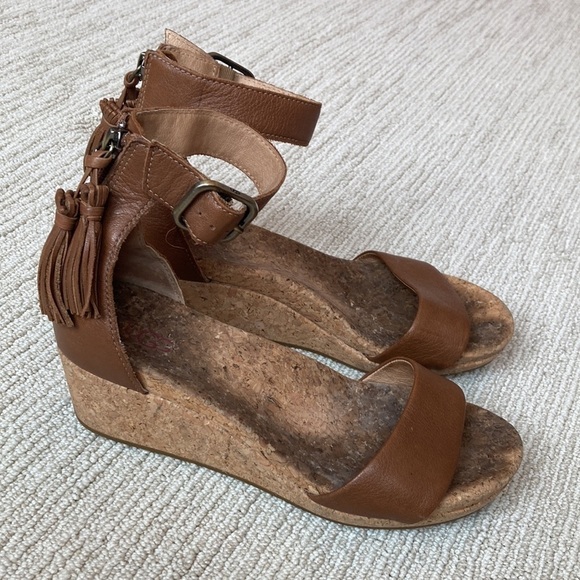 Ugg Zoe Wedge Sandal - Picture 10 of 10